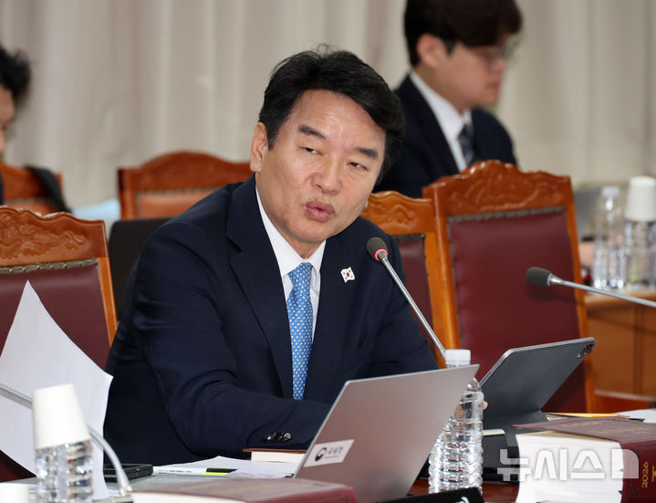 [세종=뉴시스] 배훈식 기자 = 문진석 더불어민주당 의원이 지난 13일 오후 세종시 정부세종2청사에서 열린 국회 재정경제기획위원회 국세청 국정감사에서 질의하고 있다. 2026.10.13. dahora83@newsis.com