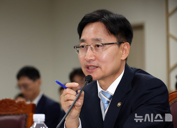 [세종=뉴시스] 배훈식 기자 = 임광현 국세청장이 13일 오후 세종시 정부세종2청사에서 열린 국회 재정경제기획위원회 국정감사에서 질의에 답변하고 있다. 2026.10.13. dahora83@newsis.com