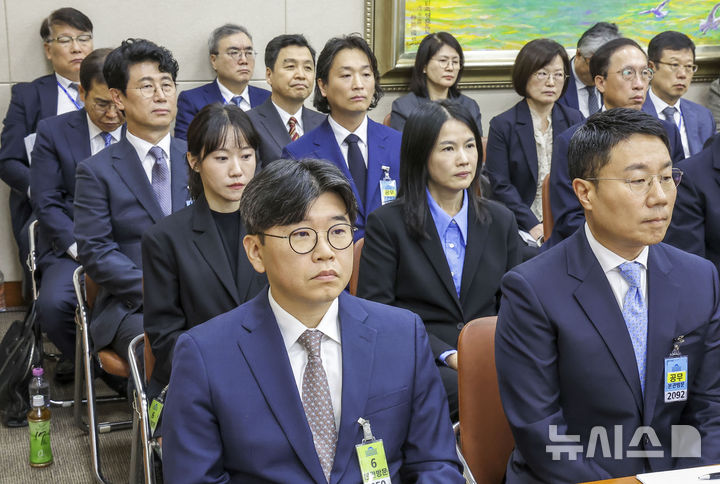 [서울=뉴시스] 정병혁 기자 = 윤구 구글코리아 대표를 비롯한 최주희 티빙 대표, 홍승일 힐링페이퍼 대표, 이상윤 KT 최고정보보호책임자가 13일 서울 여의도 국회에서 열린 국회 정무위원회의 국무조정실 등에 대한 국정감사에 출석해 있다. 2026.10.13. jhope@newsis.com