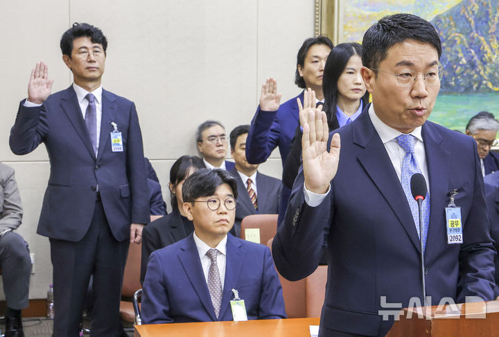 [서울=뉴시스] 정병혁 기자 = 윤구(반시계 방향으로) 구글코리아 대표와 최주희 티빙 대표, 홍승일 힐링페이퍼 대표, 이상윤 KT 최고정보보호책임자가 13일 서울 여의도 국회에서 열린 국회 정무위원회의 국무조정실 등에 대한 국정감사에서 증인선서를 하고 있다. 2026.10.13. jhope@newsis.com