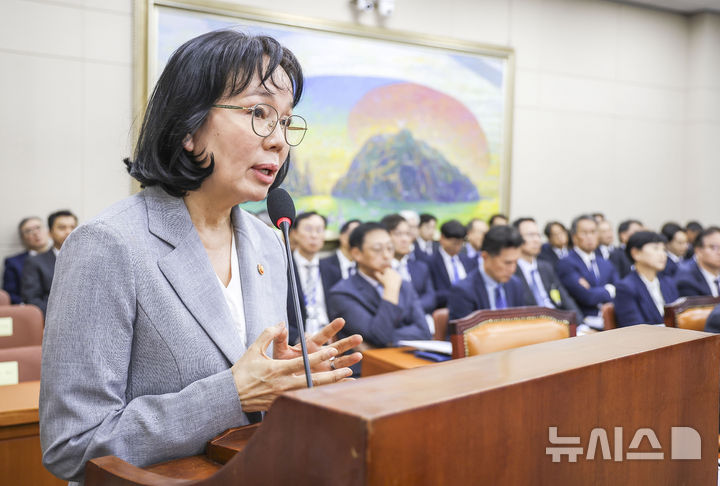 [서울=뉴시스] 정병혁 기자 = 송경희 개인정보보호위원회 위원장이 13일 서울 여의도 국회에서 열린 국회 정무위원회의 국무조정실 등에 대한 국정감사에서 질문에 답하고 있다. 2026.10.13. jhope@newsis.com