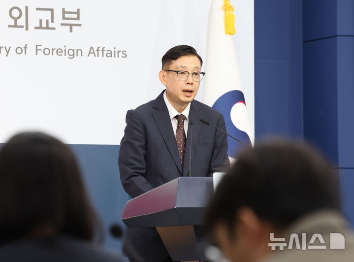[서울=뉴시스] 조수정 기자 = 박두순 외교부 대변인이 13일 오후 서울 종로구 외교부에서 정례 브리핑을 하고 있다. 2026.10.13. chocrystal@newsis.com