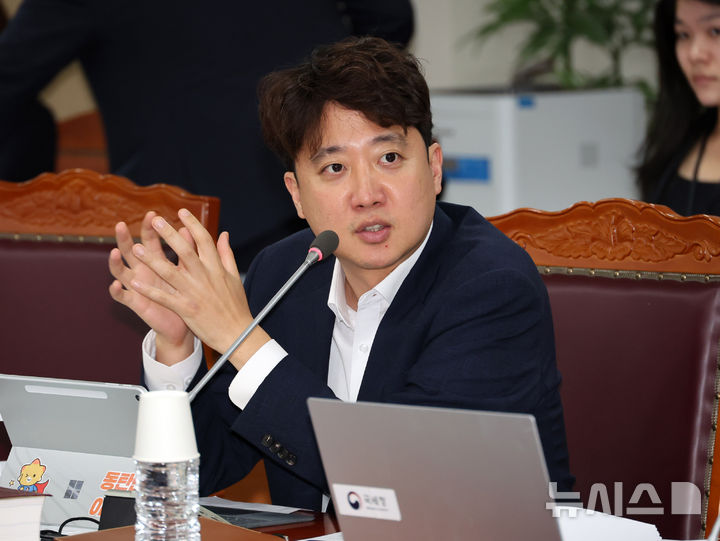 [세종=뉴시스] 배훈식 기자 = 이준석 개혁신당 의원이 13일 오후 세종시 정부세종2청사에서 열린 국회 재정경제기획위원회 국세청 국정감사에서 질의하고 있다. 2026.10.13. dahora83@newsis.com