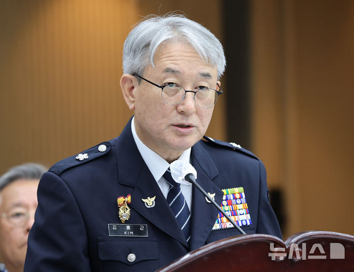 [수원=뉴시스] 김종택 기자 = 김홍근 경기남부경찰청장 직무대리가 13일 경기 수원시 경기남부경찰청에서 열린 국회 행정안전위원회 경기남부·북부 경찰청에 대한 국정감사에서 업무보고를 하고 있다. 2026.10.13. jtk@newsis.com