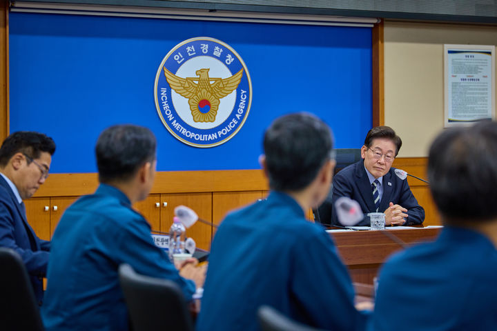 [서울=뉴시스] 조성봉 기자= 이재명 대통령이 13일 인천경찰청을 방문해 대형마트 흉기 난동 사건 대응 현황 점검 및 보고를 받고 있다. (사진=청와대 제공) 2026.10.13. photo@newsis.com *재판매 및 DB 금지