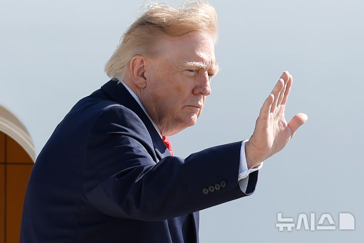 [워싱턴=AP/뉴시스]도널드 트럼프 미 대통령이 13일(현지시각) 전용기에 오르면서 손을 흔들고 있다. 트럼프는 지난 2024년 경제를 더 잘 운용할 것이라는 평가를 받아 대통령에 당선했다. 그러나 올해는 민주당이 공화당보다 경제를 더 잘 운용할 것이라는 평가를 받고 있다. 2026.10.14.