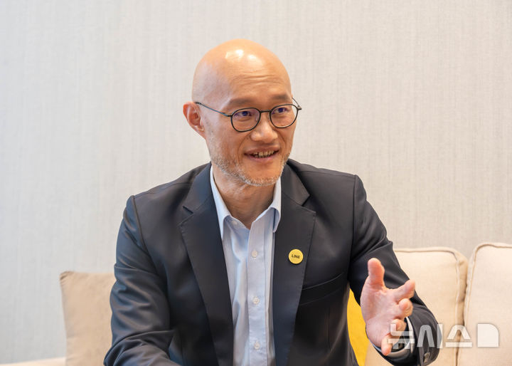 [타이베이=뉴시스] 윤정민 기자 = 로저 첸 라인 대만 최고경영자(CEO)가 13일 오후 타이베이 르메르디앙 호텔에서 열린 연례 기자회견 '라인 컨버지 2026' 후 뉴시스와 인터뷰하고 있다. 2026.10.14. alpaca@newsis.com