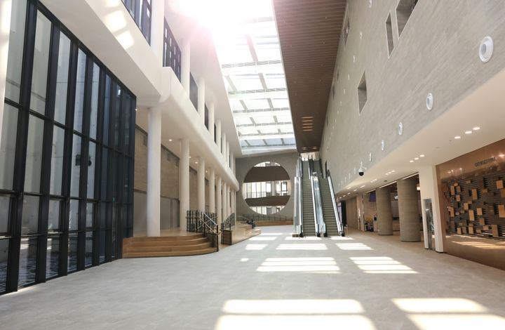 [천안=뉴시스] 순천향대학교 천안병원이 마련한 아트리움. (사진=순천향대 천안병원 제공) 2026.10.14. photo@newsis.com *재판매 및 DB 금지