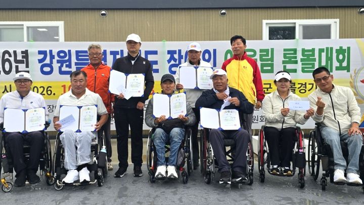 [원주=뉴시스] 이덕화 기자 = 전국 장애인 어울림 론볼대회 복식 경기에서 우승한 원주시장애인론볼선수단. 2026.10.14. wonder8768@newsis.com *재판매 및 DB 금지