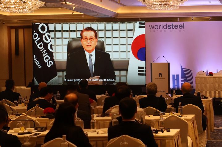 [서울=뉴시스] 장인화 포스코그룹 회장이 세계철강협회 서울 총회 유치 관련 홍보 영상에 출연한 모습. (사진=포스코홀딩스) 2026.10.14 photo@newsis.com *재판매 및 DB 금지 *재판매 및 DB 금지
