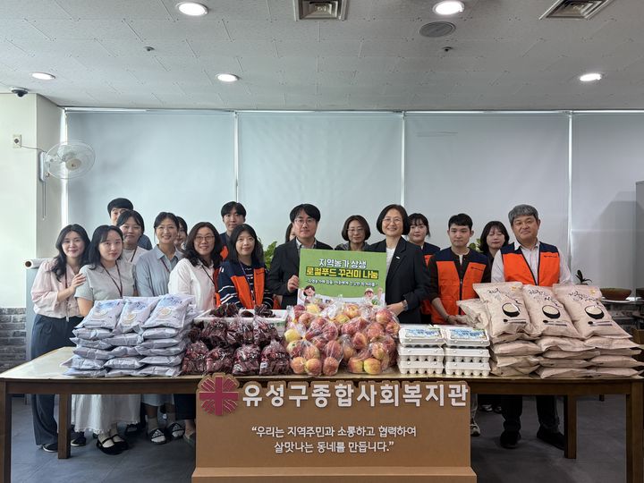 [서울=뉴시스] 소상공인시장진흥공단의 지역농가와 취약계층을 잇는 '로컬푸드 꾸러미' 나눔. (사진=소상공인시장진흥공단 제공) 2026.10.14. photo@newsis.com *재판매 및 DB 금지