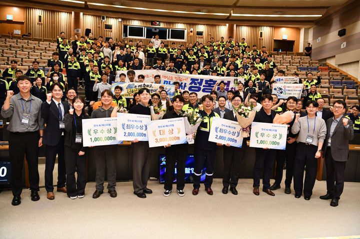 [서울=뉴시스] 지난 13일 경북 포항 포스텍에서 열린 포스코퓨처엠 임직원의 인공지능(AI) 활용 성과 공유 행사 'AI 페스티벌' 참가자들이 기념촬영을 하는 모습. (사진=포스코퓨처엠 제공) 2026.10.14 photo@newsis.com *재판매 및 DB 금지