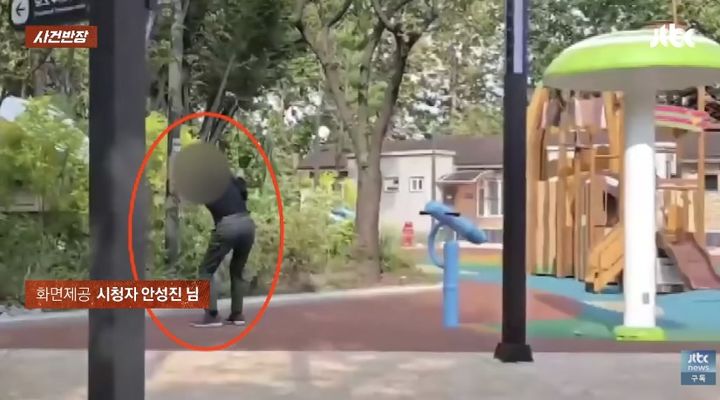 [서울=뉴시스] 어린이들이 이용하는 공원에서 골프채를 휘두르는 남성의 모습이 공개됐다. (사진 출처=JTBC '사건반장' 캡처)