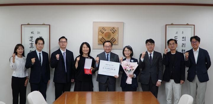 [서울=뉴시스] 8일 동덕여대 본관에서 열린 일어일본학전공 동문회 발전기금 기탁식에서 참석자들이 기념 촬영을 하고 있다. (사진=동덕여대 제공) 2026.10.14. photo@newsis.com *재판매 및 DB 금지