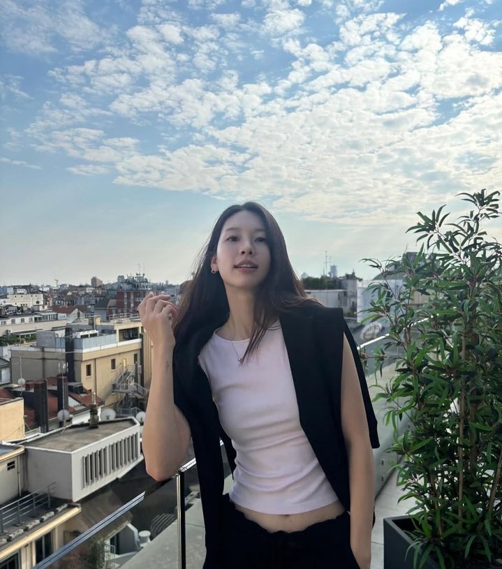 [서울=뉴시스]김진경이 우아한 미모를 뽐내며 포즈를 취했다. (사진=김진경 인스타그램 캡처) 2026.10.24