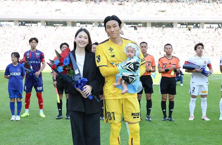 [서울=뉴시스]김진경이 남편 김승규, 아이와 함께 경기장에서 행복한 가족사진을 남겼다. (사진=김진경 인스타그램 캡처) 2026.10.14