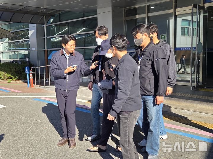 [용인=뉴시스] 양효원기자 = 14일 오전 생후 2개월 딸을 때려 숨지게 한 40대 친부가 구속 전 피의자 심문(영장실질심사)을 위해 용인동부경찰서 유치장을 나서는 모습. (사진=독자 제공) 2026.10.14. hyo@newsis.com *재판매 및 DB 금지