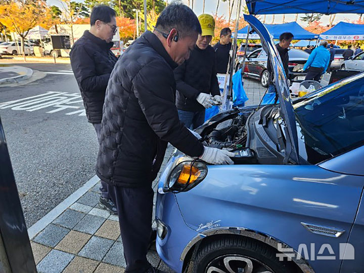 [성남=뉴시스] 지난해 성남시청 야외 주차장에서 시민 차량을 무상 점검하고 있다 (사진=성남시 제공) 2026.10.14. photo@newsis.com