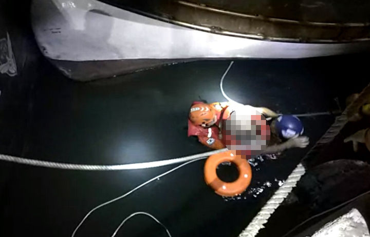 [부산=뉴시스] 13일 오후 6시50분께 부산 사하구 다대포 수협공판장 앞 인근 바다에 A(60대)씨가 빠져 해경이 구조하고 있다. (사진=부산해경 제공) 2026.10.14. photo@newsis.com *재판매 및 DB 금지