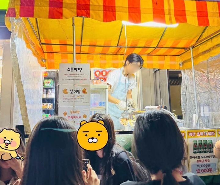 [서울=뉴시스] 경기 광명의 한 붕어빵집에서 붕어빵을 판매하는 사장 앞에 손님들이 몰려 있는 모습. (사진출처: 스레드 캡처) 2026.10.14.