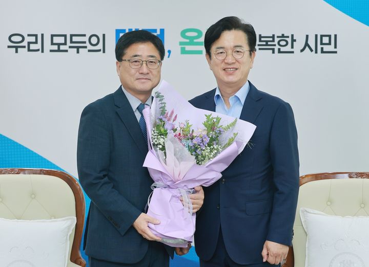 [대전=뉴시스] 조명휘 기자 = 임재진(왼쪽) 대전시 신임 기획조정실장이 14일 허태정 시장으로부터 임명장을 받은 뒤 기념사진을 찍고 있다. (사진= 대전시 제공) 2026.10.14. *재판매 및 DB 금지