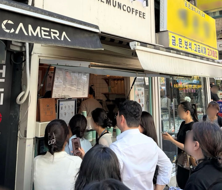 [서울=뉴시스] 지난 9월 서울 남대문시장의 한 카페 앞에 방문객들이 몰려 있는 모습. 당시 이곳에서 근무하는 직원의 잘생긴 외모가 SNS에서 화제가 되며 방문 후기가 잇따랐다. (사진출처: 스레드 캡처)2026.10.14.