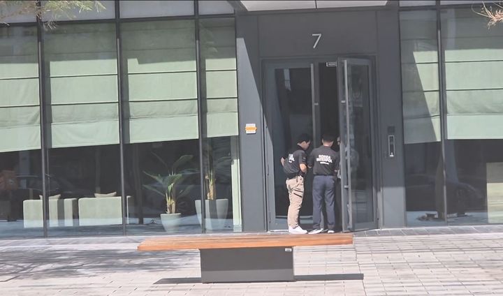 [서울=뉴시스] 경찰청이 14일 공개한 아랍에미리트(UAE) 내 사이버도박 조직 피의자 주거지 방문 모습. (사진=경찰청 제공) 2026.10.14. *재판매 및 DB 금지