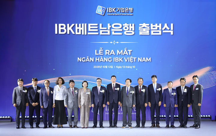 13일 베트남 하노이에서 개최된 'IBK베트남은행 출범식'에서 (왼쪽 여섯 번째부터)이미연 주베트남 대한민국 대사, 팜꽝중 베트남 중앙은행 부총재, 장민영 IBK기업은행장, 김기문 중소기업중앙회 회장, 고태연 주베트남한국상공인연합회 회장과 (맨 오른쪽)박경일 IBK베트남은행 법인장 등이 기념촬영을 하고 있다. (사진=기업은행 제공) *재판매 및 DB 금지