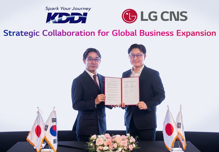 LG CNS 통신/유통/서비스사업부장 박상균 전무(오른쪽)와 KDDI 비즈니스그로스 사업본부 마츠우라 켄타로 부사업본부장이 업무협약식에서 사진촬영 하는 모습 (사진=LG CNS 제공) *재판매 및 DB 금지