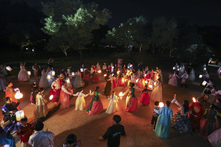 [서울=뉴시스] 경복궁 한복 연향 (사진=국가유산진흥원 제공) 2026.10.14. photo@newsis.com *재판매 및 DB 금지