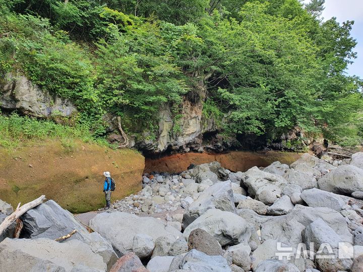 [제주=뉴시스] 제주시 한천 중류에 드러나 있는 용암층 하부의 붉은 실트층. (사진=제주도 제공) 2026.10.14. photo@newsis.com