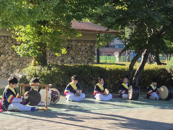 [용인=뉴시스] 공연을 하고 있는 풍물부 학생들의 모습(사진=능원초등학교 제공) 2026. 10. 14. photo@newsis.com *재판매 및 DB 금지