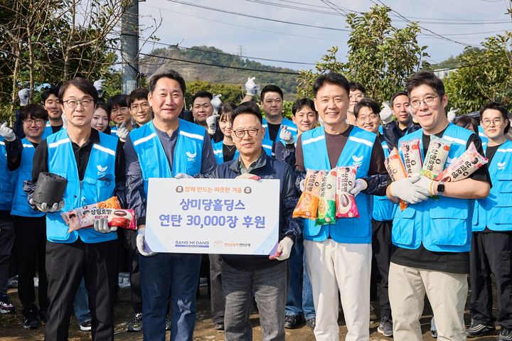 [서울=뉴시스] 상미당홀딩스 계열사 임직원들이 13일 서울 서초구 전원마을 비닐하우스 단지에서 연탄 배달 봉사활동을 진행하고 기념촬영을 하고있다. (앞줄 왼쪽부터) 윤진 SPC GFS 대표이사, 조윤상 비알코리아 대표이사, 허기복 밥상공동체 연탄은행 대표, 강연중 삼립 푸드BU장, 한순욱 섹타나인 대표이사 (사진=상미당홀딩스 제공) *재판매 및 DB 금지