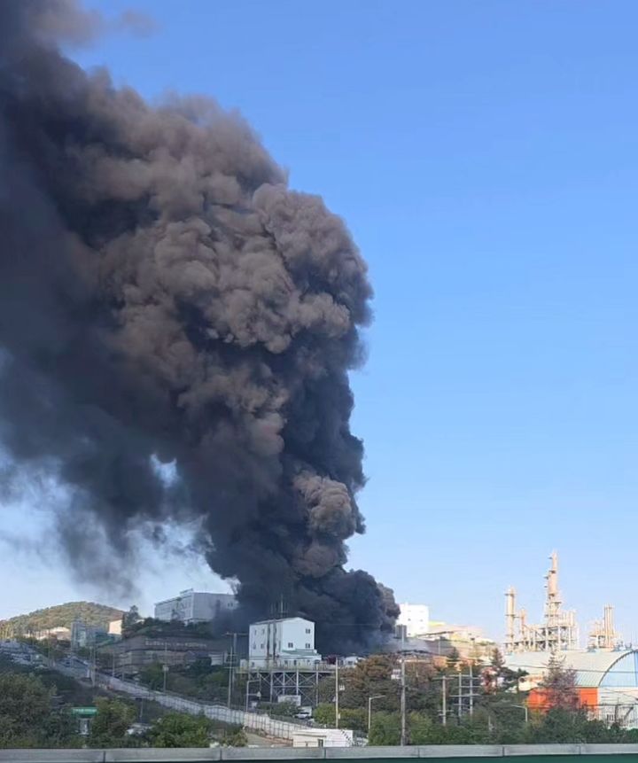 [울산=뉴시스] 14일 오전 울산 울주군 온산읍 학남리의 한 제조업체에서 폭발과 함께 화재가 발생해 현장에서 검은 연기가 올라오고 있다. (사진=독자 제공) 2026.10.14. photo@newsis.com *재판매 및 DB 금지