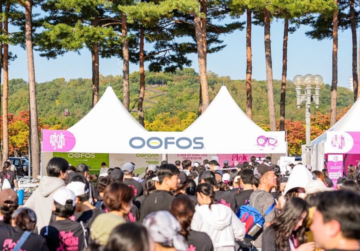 생활문화기업 LF가 올해 1월부터 국내 전개를 시작한 미국 리커버리 슈즈 브랜드 '우포스(OOFOS)'는 지난 11일 열린 '2026 핑크 런'을 공식 후원하며 '회복'의 가치를 알렸다고 14일 전했다. *재판매 및 DB 금지