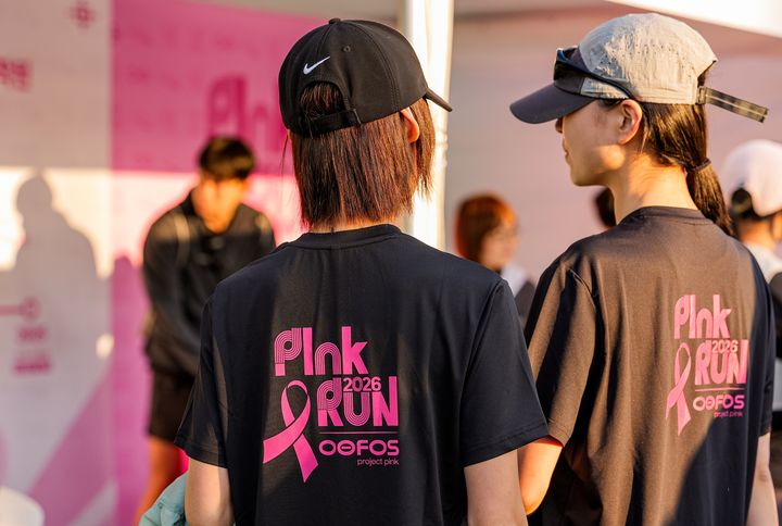 생활문화기업 LF가 올해 1월부터 국내 전개를 시작한 미국 리커버리 슈즈 브랜드 '우포스(OOFOS)'는 지난 11일 열린 '2026 핑크 런'을 공식 후원하며 '회복'의 가치를 알렸다고 14일 전했다. *재판매 및 DB 금지