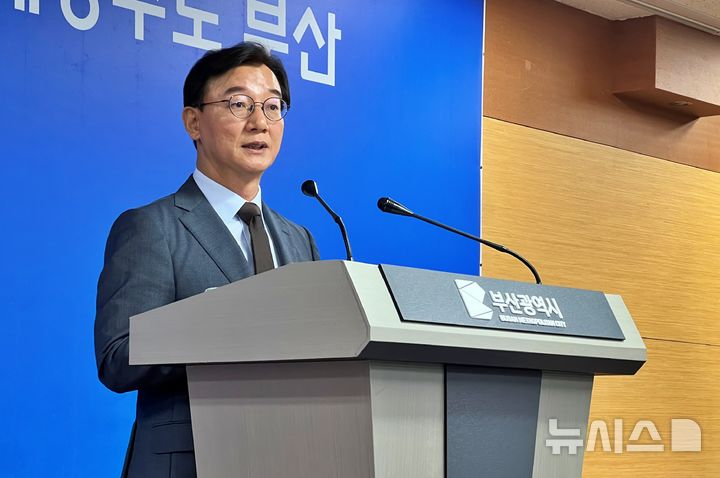 [부산=뉴시스]원동화 기자 = 전재수 부산시장이 14일 부산 연제구 부산시청 9층 기자회견장에서 기자회견을 열고 퐁피두센터 부산 분관과 부산오페라하우스 개막작 라 스칼라 공연을 하지 않겠다고 발표했다. 2026.10.14. dhwon@newsis.com