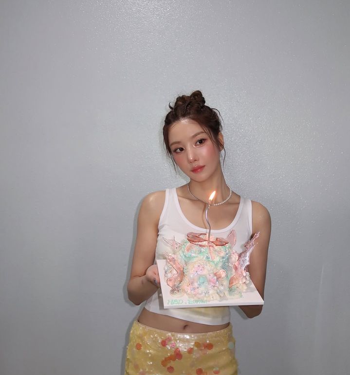 [서울=뉴시스]권은비가 크롭 나시 상의와 노란 미니스커트를 입고 탄탄한 몸매를 뽐내고 있다. (사진=권은비 인스타그램 캡처) 2026.10.14