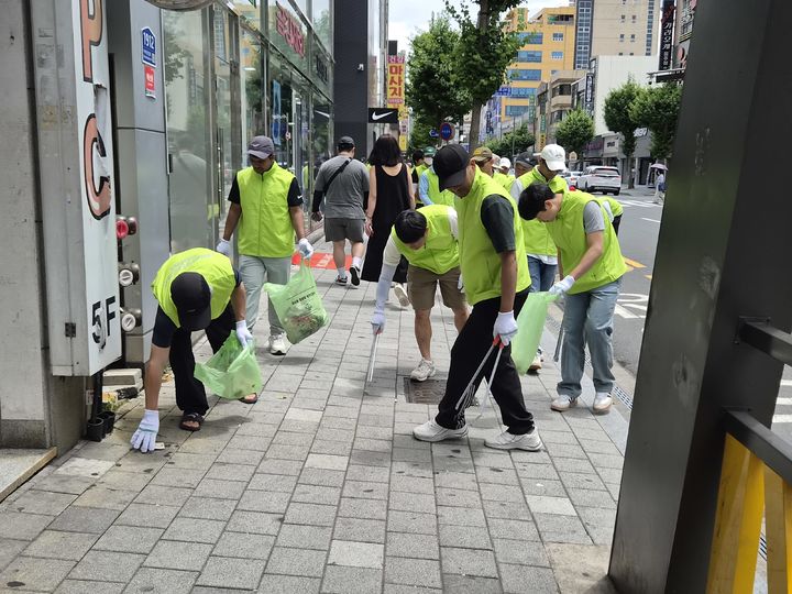 [거제=뉴시스] 신정철 기자= 경남 거제시에 거주하는 외국인노동자가 2026년 9월 기준으로 1만 392명으로, 이들은 산업현장 넘어 지역사회 곳곳에서 다양한 활동에 참여하며 거제의 일상을 함께 만들어가고 있다.사진은 외국인노동자들이 거리청소에 참여하고 있는 모습.(사진=거제시 제공).2026.10.14. photo@newsis.com *재판매 및 DB 금지