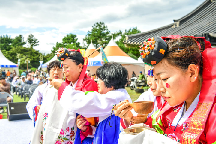 [제주=뉴시스] 2025년 서귀포시 온평리 혼인지 일원에서 열린 제15회 혼인지축제에서 진행된 전통혼례 재현 프로그램 모습. (사진=제주도 제공) 2026.10.14. photo@newsis.com *재판매 및 DB 금지