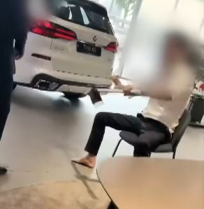 [서울=뉴시스] 고급 외제차 매장에서 직원을 때리고 수차례 난동을 부린 국내 30년 경력의 화장품 업계 관계자가 경찰에 체포됐다. (사진=유튜브 채널 'JTBC News' 화면 캡쳐) 2026.10.14. 