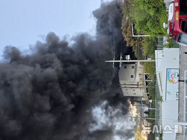 [울산=뉴시스] 배병수 기자 = 14일 오전 울산 울주군 온산읍 학남리의 한 제조업체에서 폭발과 함께 화재가 발생해 현장에서 검은 연기가 올라오고 있다. 2026.10.14. bbs@newsis.com