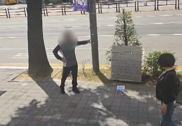 [인천=뉴시스] 13일 오후 인천 구월동 대형 상업시설에서 50대 남성 A씨가 흉기 난동을 벌였다. 영상은 지난달 15일 인천 계양구의 한 병원 앞에서 1인 시위를 벌이는 A씨의 모습이다. (영상=독자 제공) *재판매 및 DB 금지 *재판매 및 DB 금지