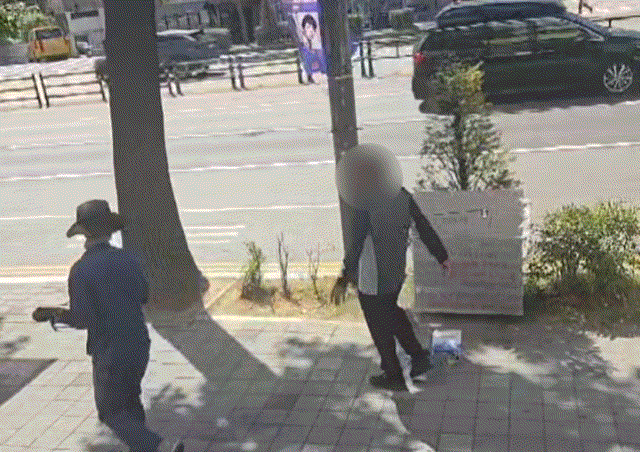 [인천=뉴시스] 13일 오후 인천 구월동 대형 상업시설에서 50대 남성 A씨가 흉기 난동을 벌였다. 영상은 지난달 15일 인천 계양구의 한 병원 앞에서 1인 시위를 벌이는 A씨의 모습이다. (영상=독자 제공) *재판매 및 DB 금지 *재판매 및 DB 금지