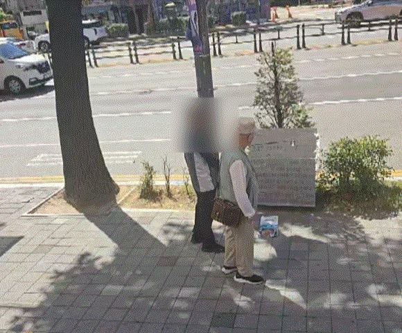 [인천=뉴시스] 13일 오후 인천 구월동 대형 상업시설에서 50대 남성 A씨가 흉기 난동을 벌였다. 영상은 지난달 15일 인천 계양구의 한 병원 앞에서 1인 시위를 벌이는 A씨의 모습이다. (영상=독자 제공) *재판매 및 DB 금지 *재판매 및 DB 금지
