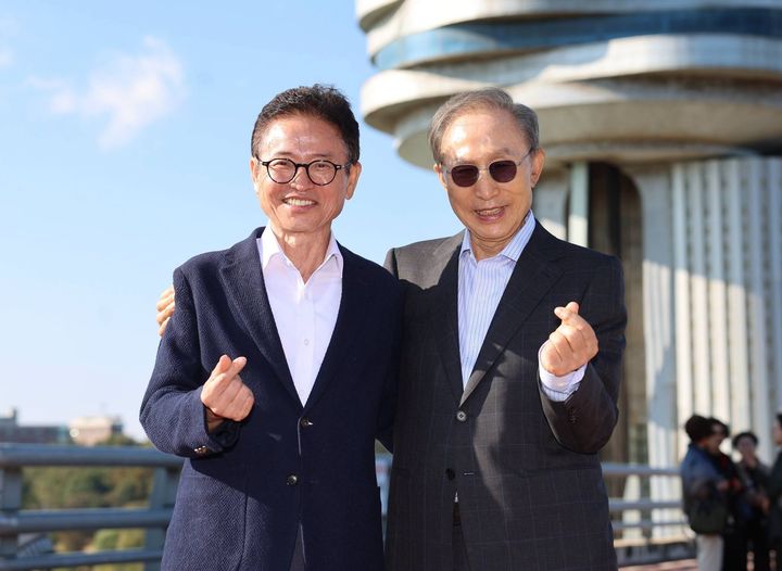 [안동=뉴시스] 13일 상주 낙동강보를 방문한 이철우 경북지사(왼쪽)와 이명박 전 대통령. (사진=이철우 지사 페이스북) 2026.10.14. photo@newsis.com *재판매 및 DB 금지