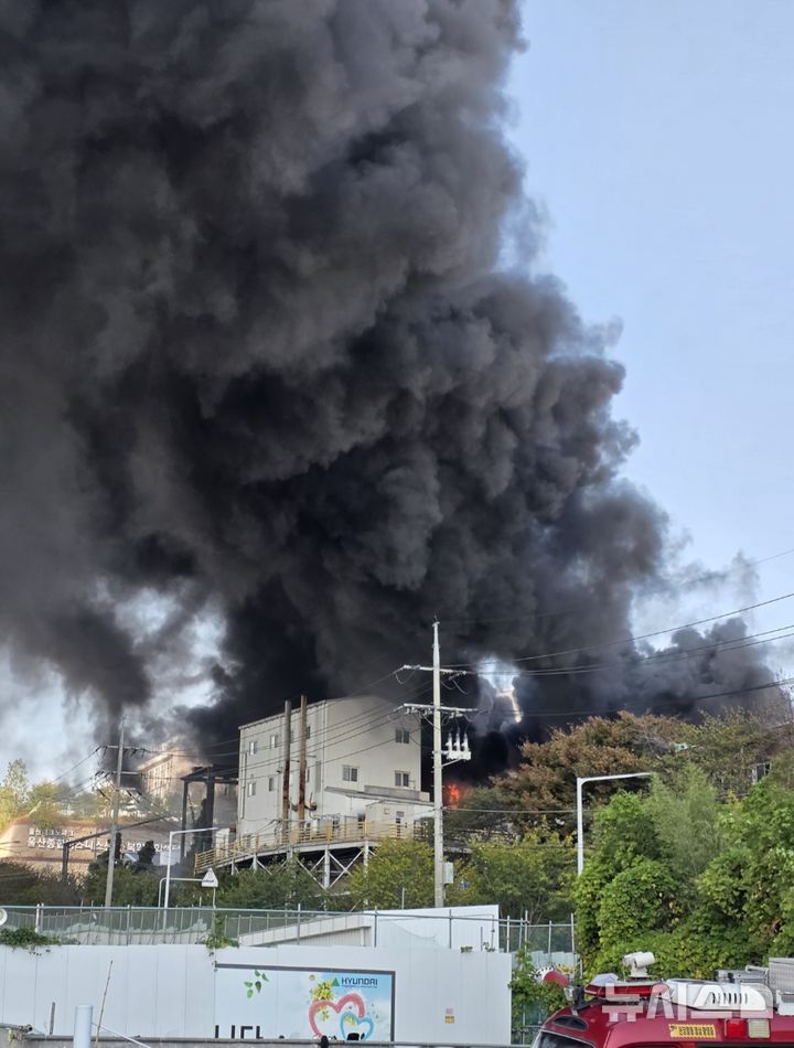 [울산=뉴시스] 배병수 기자 = 14일 오전 울산 울주군 온산읍 학남리의 한 제조업체에서 폭발과 함께 화재가 발생해 현장에서 검은 연기가 올라오고 있다. 2026.10.14. bbs@newsis.com