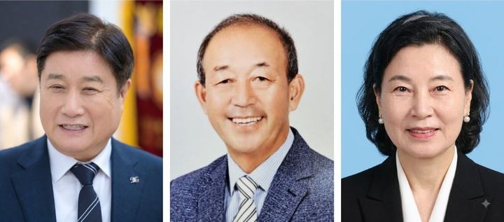 [보은=뉴시스] 16회 자랑스러운 군민대상 수상자. 왼쪽부터 최윤식·김종규·안종순씨. (사진=보은군 제공) photo@newsis.com *재판매 및 DB 금지