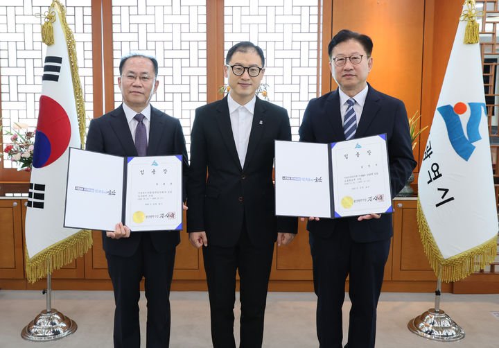 [울산=뉴시스] 울산시는 신임 감사관에 장종근 씨, 노동특보에 김진석 씨를 각각 임용했다고 14일 밝혔다. (사진= 울산시 제공) 2026.10.14.photo@newsis.com *재판매 및 DB 금지