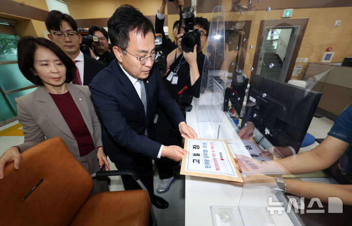 [서울=뉴시스] 홍효식 기자 = 국민의힘 과학기술정보방송통신위원회(과방위) 최형두 간사를 비롯한 의원들이 15일 오후 서울 종로구 서울경찰청 민원실에서 더불어민주당 김우영 의원의 개인정보보호법 위반 및 폭행 혐의로 고발장을 제출하고 있다. 2025.10.15. yesphoto@newsis.com *재판매 및 DB 금지